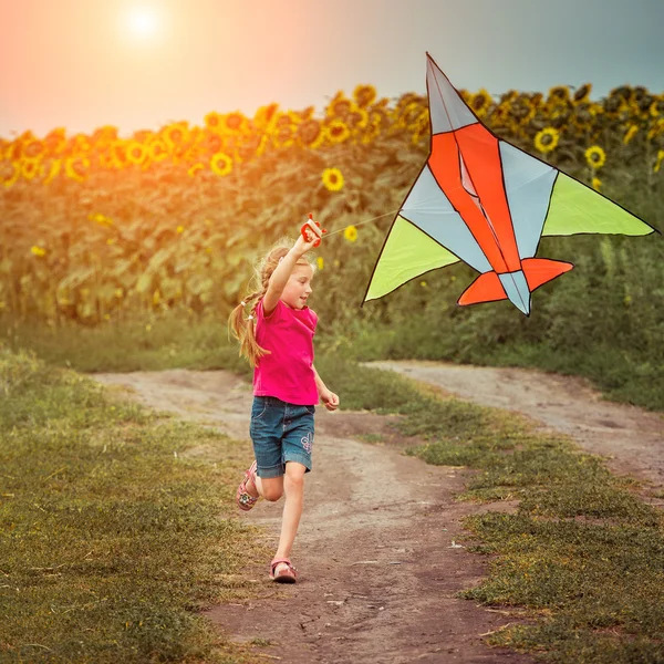 Lycklig liten flicka med kite — Stockfoto