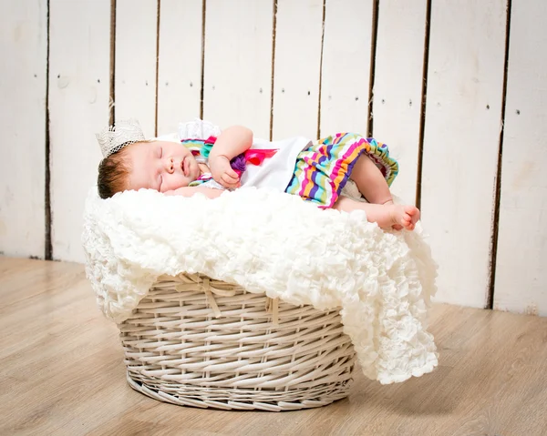 Nyfödd flicka med en krona — Stockfoto
