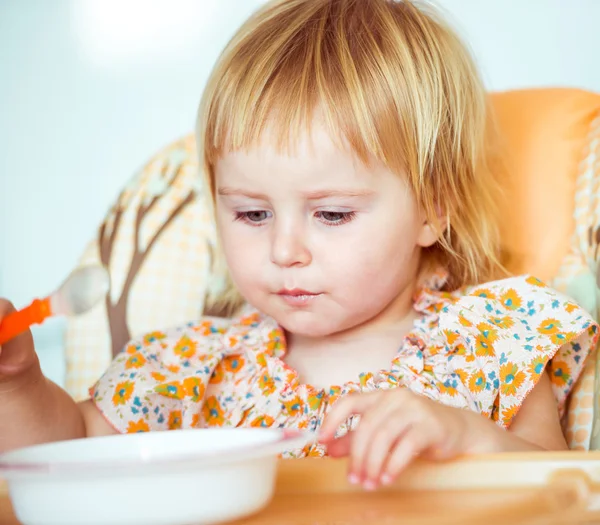 Meisje van de baby gaat om te eten — Stockfoto