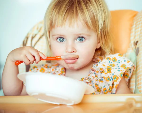 Meisje van de baby gaat om te eten — Stockfoto
