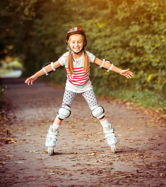 Liten flicka på rullskridskor — Stockfoto