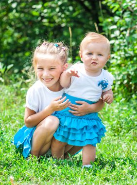 Yaz gününde iki kız kardeş