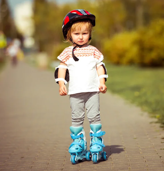 ローラー スケートやヘルメットの女の子 — ストック写真
