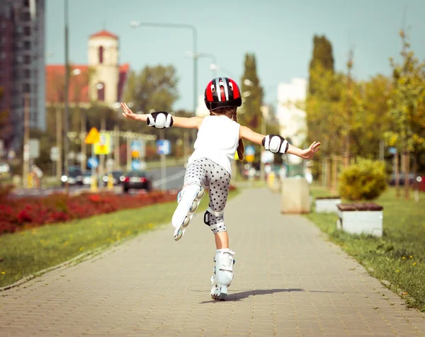 Holčička na kolečkových bruslích — Stock fotografie