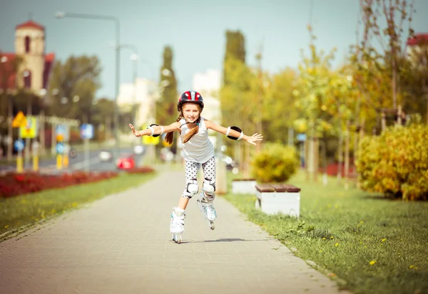 Kleines Mädchen auf Rollschuhen — Stockfoto
