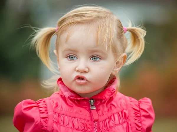 Niña en el paseo — Foto de Stock