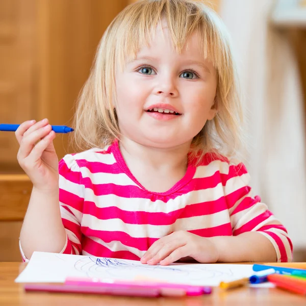 Küçük kız keçeli kalem çizer — Stok fotoğraf