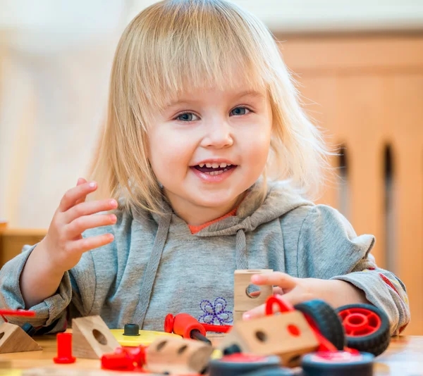 Mädchen spielt mit Konstrukteur — Stockfoto