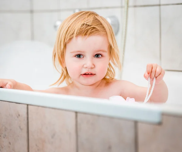 Barnet badar i badet — Stockfoto