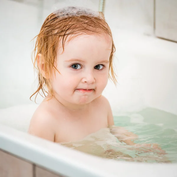 Barnet badar i badet — Stockfoto