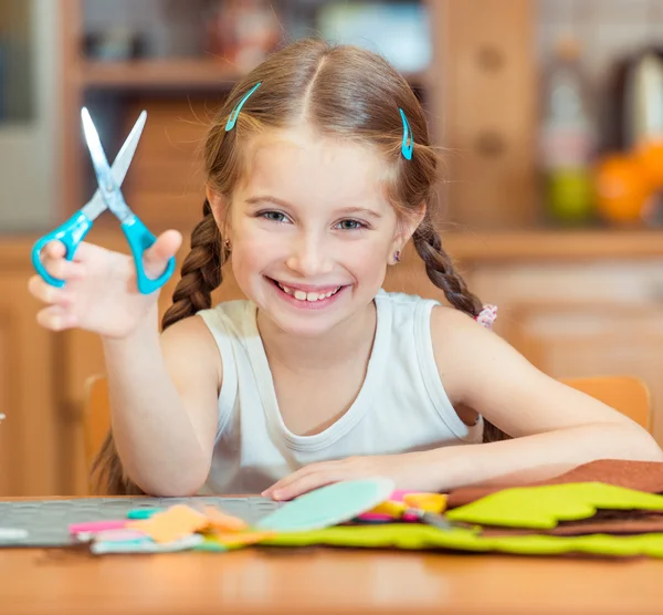 Meisje houdt zich bezig met naaien — Stockfoto