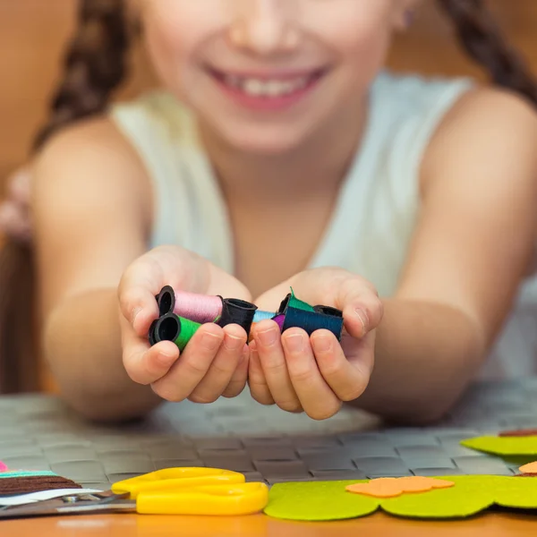 Ragazza è impegnata in cucito — Foto Stock