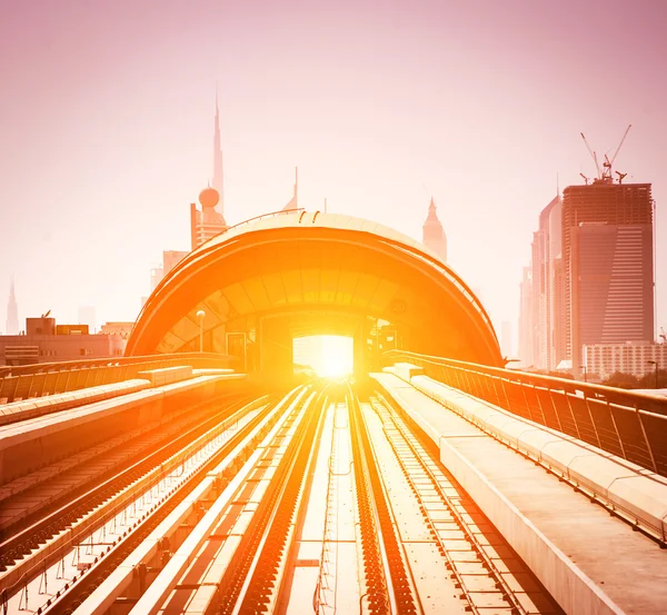 'S avonds Dubai Metro — Stockfoto