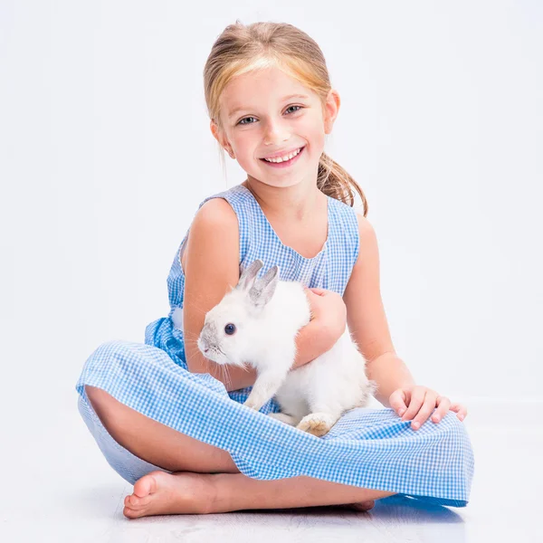 Kleines Mädchen mit weißem Kaninchen — Stockfoto