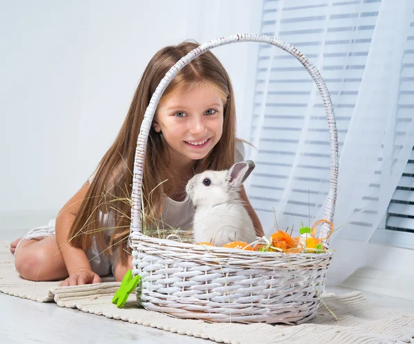 Kleines Mädchen mit ihrem Kaninchen — Stockfoto