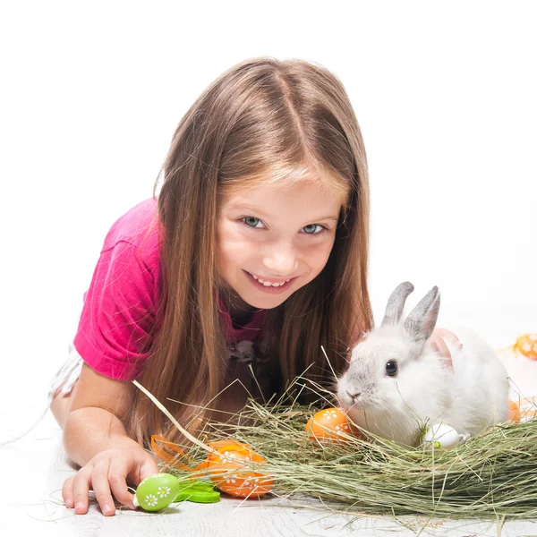 Bambina con il suo coniglio — Foto Stock