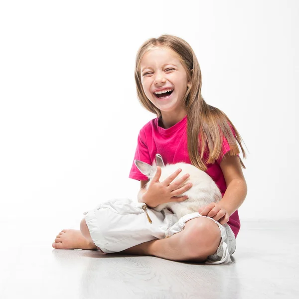 Bambina con coniglio — Foto Stock