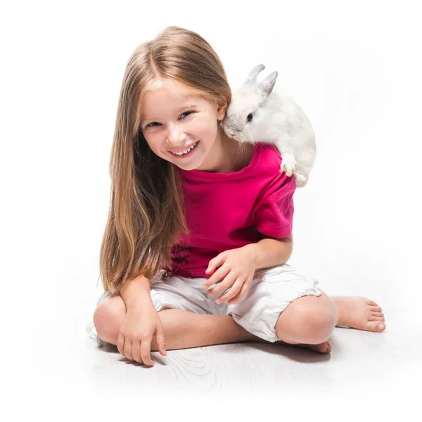 Bambina con coniglio — Foto Stock