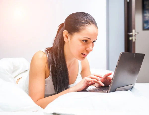 Mädchen mit Tablette im Bett — Stockfoto