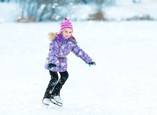 Petite fille patinant — Photo