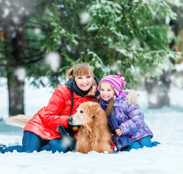 Kızı ve köpek ile anne — Stok fotoğraf