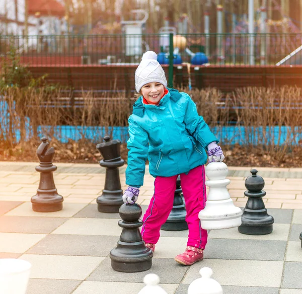 Girl playing strategic outdoor — Stock Photo, Image