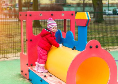 Oynarken küçük şirin kız