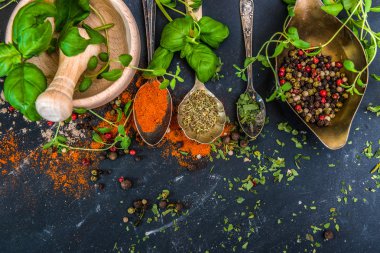 Bitki ve baharatlı havan topu.