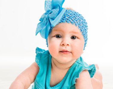 Mavi dekorasyon başındaki kız