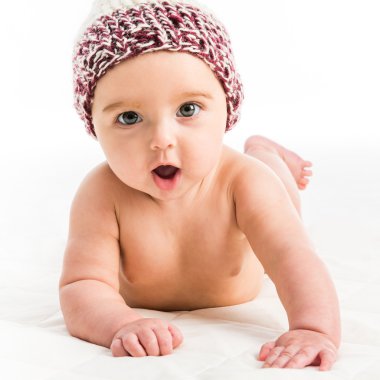 Kahverengi şapkalı kız bebek