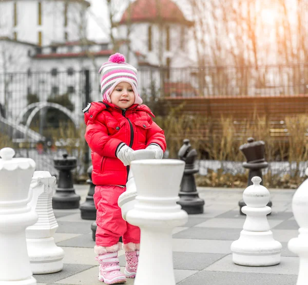 Pequena menina bonito em jogar — Fotografia de Stock