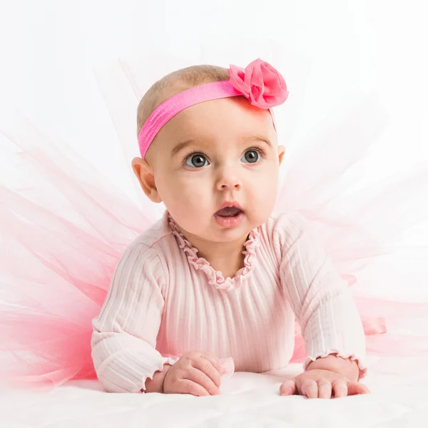 Niña de seis meses en una falda rosa —  Fotos de Stock