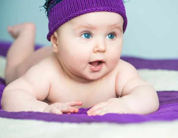 Bebê recém-nascido em chapéu roxo — Fotografia de Stock
