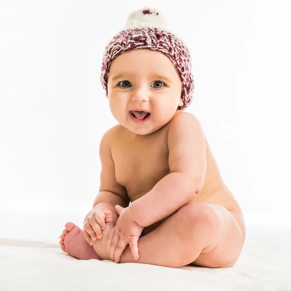 Baby flicka i brun hatt — Stockfoto