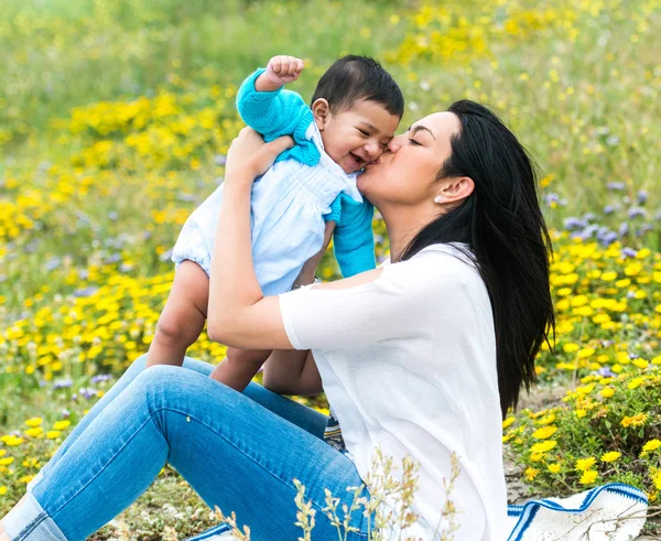 Madre jugando con su bebé — Foto de Stock