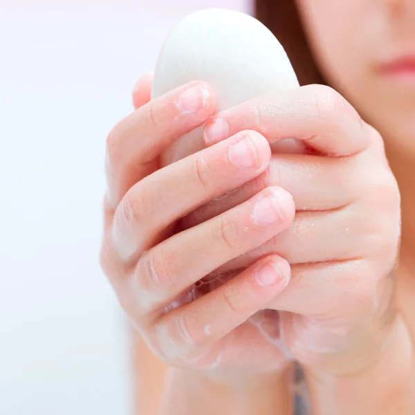 Meisje haar handen wassen — Stockfoto