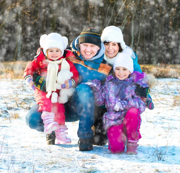 Glückliche junge Familie — Stockfoto