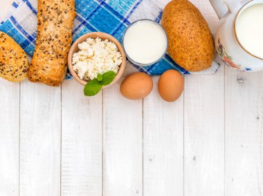 Peynir, süt ve yumurta kahvaltı