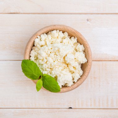 Ahşap bir kasede süzme peynir. 