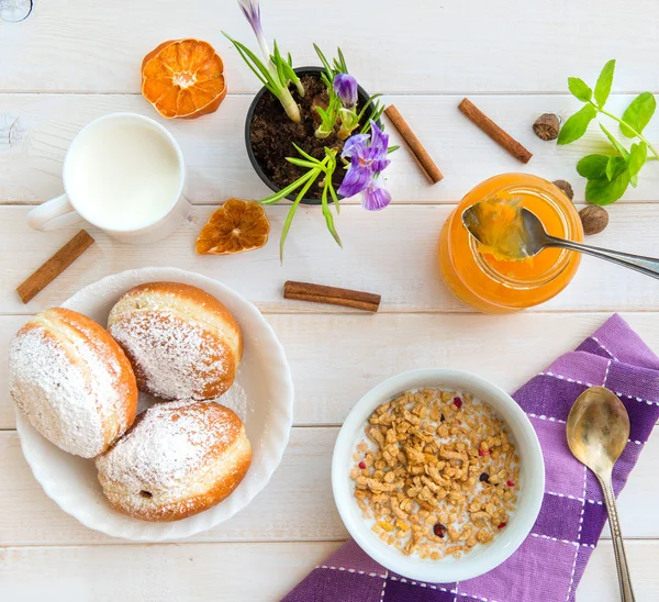 Colazione a base di cereali, latte e ciambelle — Foto Stock