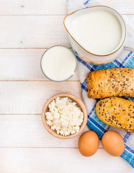 Frukost med ost, mjölk och ägg — Stockfoto