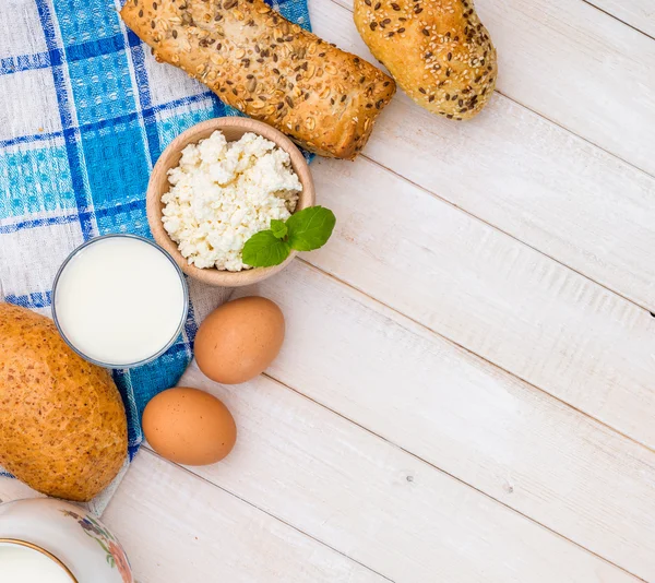 Desayuno de queso, leche y huevos —  Fotos de Stock