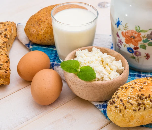 Frühstück mit Käse, Milch und Eiern — Stockfoto