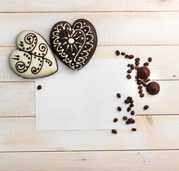 Biscoitos de gengibre e xícara de café — Fotografia de Stock