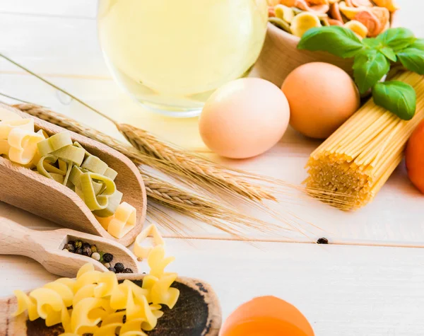 Pasta und Gewürze und Gewürze — Stockfoto