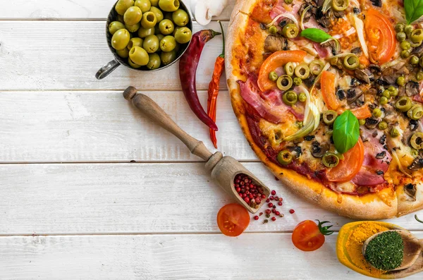 Pizza met ham en olijven — Stockfoto