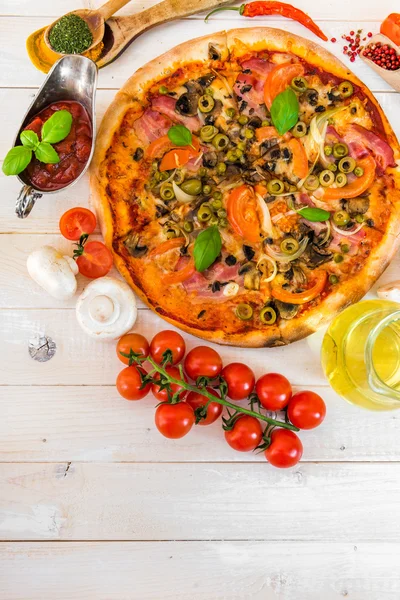 Pizza met ham en olijven — Stockfoto