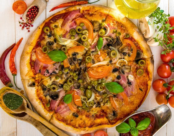 Pizza com presunto e azeitonas — Fotografia de Stock