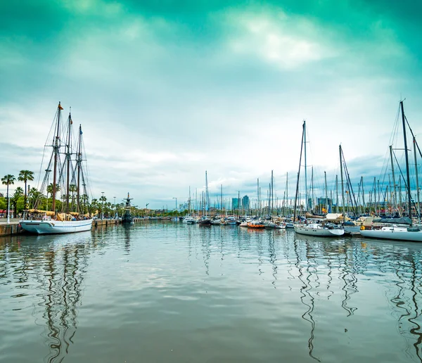 Landskap med båtar i hamnen — Stockfoto