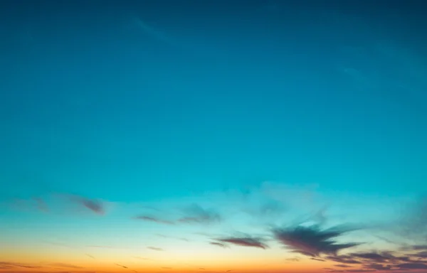 Sol brillando a través de una nube baja — Foto de Stock